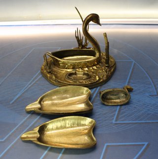 Cenicero de bronce años 60, de S. Agudo. Cisne entre juncos.