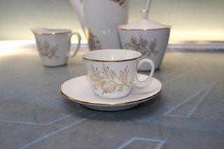 Juego de café Santa Clara. 12 servicios blanco y oro.