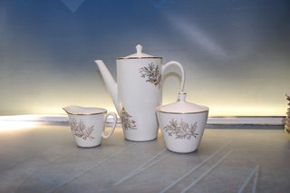 Juego de café Santa Clara. 12 servicios blanco y oro.