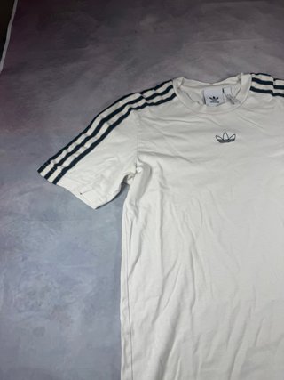 Camiseta Adidas Blanca con Rayas