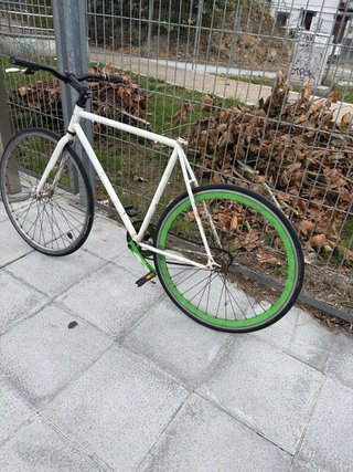 Bicicleta urbana blanca con ruedas verdes
