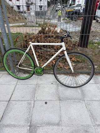 Bicicleta urbana blanca con ruedas verdes