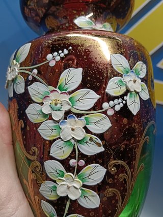 Precioso Jarrón de cristal de Bohemia con flores blancas, 27,5 cm.