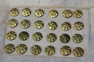 01. Antiguos botones metálicos dorados con flor en relieve.