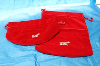 Montblanc. Dos bolsas de terciopelo rojo, nuevas, sin uso.