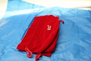 Montblanc. Dos bolsas de terciopelo rojo, nuevas, sin uso.