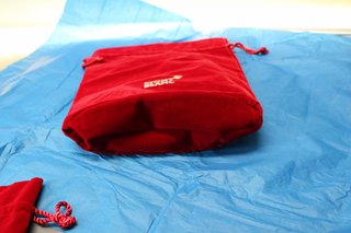 Montblanc. Dos bolsas de terciopelo rojo, nuevas, sin uso.