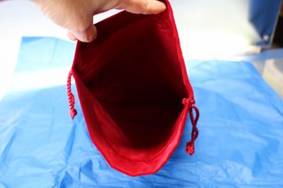 Montblanc. Dos bolsas de terciopelo rojo, nuevas, sin uso.