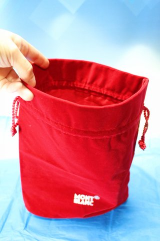 Montblanc. Dos bolsas de terciopelo rojo, nuevas, sin uso.