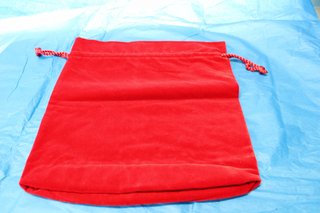 Montblanc. Dos bolsas de terciopelo rojo, nuevas, sin uso.