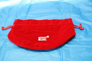 Montblanc. Dos bolsas de terciopelo rojo, nuevas, sin uso.