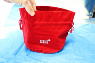 Montblanc. Dos bolsas de terciopelo rojo, nuevas, sin uso.