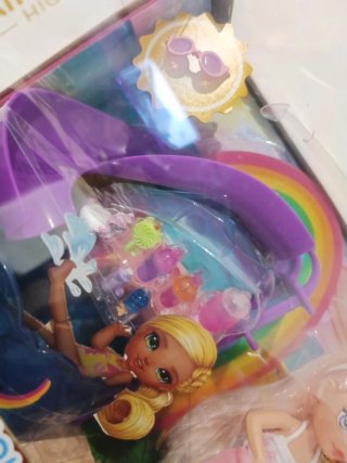 Rainbow High Littles Pool Day Muñeca