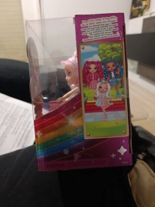 Rainbow High Littles Pool Day Muñeca