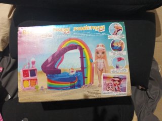 Rainbow High Littles Pool Day Muñeca