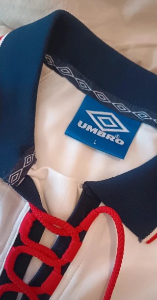 Camiseta Vintage Umbro Blanca y Negra