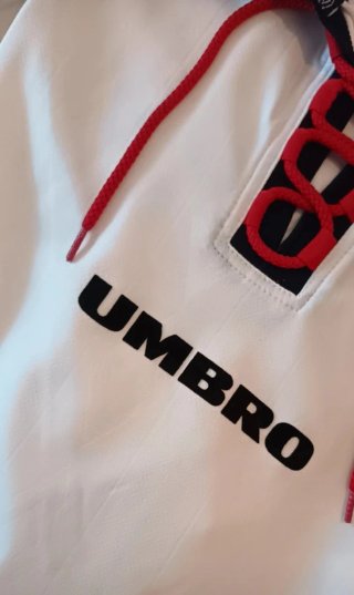 Camiseta Vintage Umbro Blanca y Negra