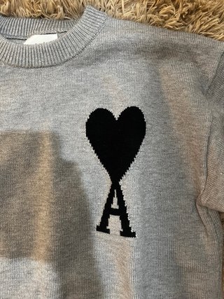 Jersey Ami Paris gris con corazón negro