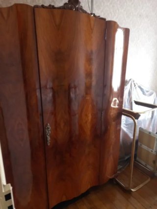 Armario de madera clásico