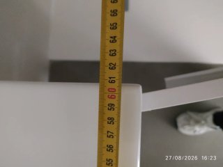 Mueble de baño blanco con lavabo