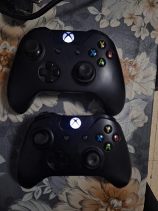 Consola Xbox One original con 2 mandos y accesorio