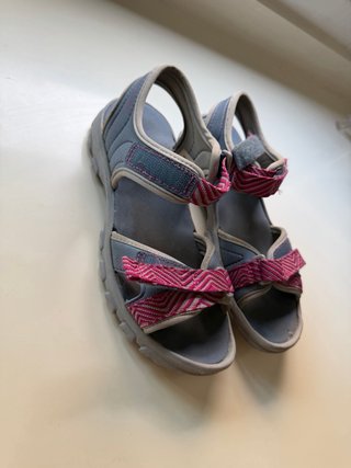 Sandalias niña Decathlon azul y rosa