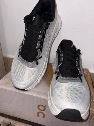 Zapatillas On Running grises y blancas