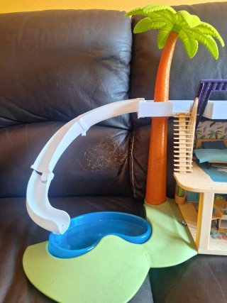 Casa de muñecas con piscina y tobogán