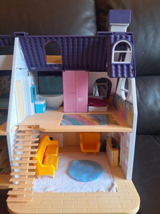 Casa de muñecas con piscina y tobogán