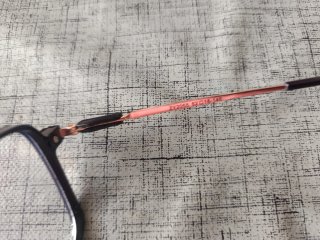 Gafas sin graduar negras y doradas