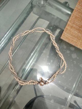 Collar de perlas plateadas y blancas