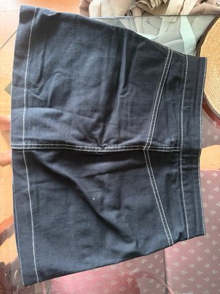 Falda Zara negra con pespuntes