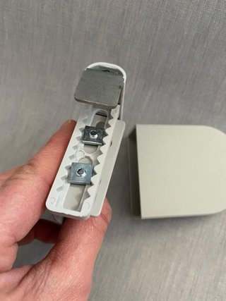 Estor enrollable gris con accesorios
