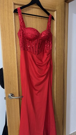 Vestido rojo con lentejuelas y drapeado