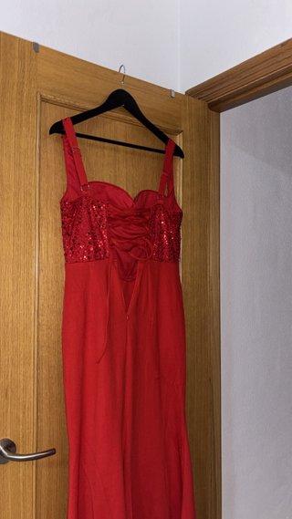 Vestido rojo con lentejuelas y drapeado