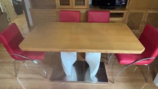 Mesa de roble con base moderna