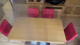 Mesa de roble con base moderna