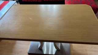 Mesa de roble con base moderna