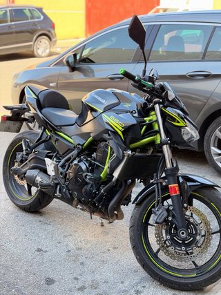 Kawasaki Z650 Negra y Verde