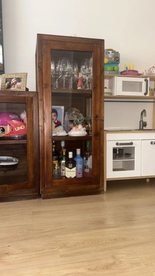 Mesa de comedor y sillas de madera
