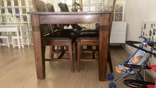 Mesa de comedor y sillas de madera