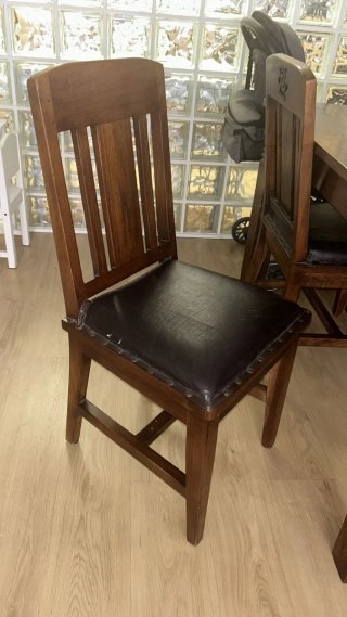 Mesa de comedor y sillas de madera