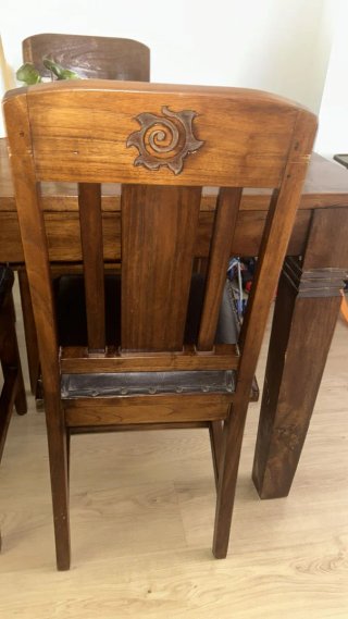 Mesa de comedor y sillas de madera