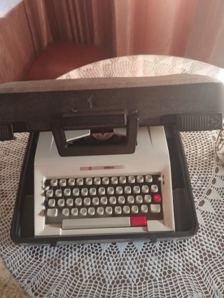 Máquina de escribir 200NT.