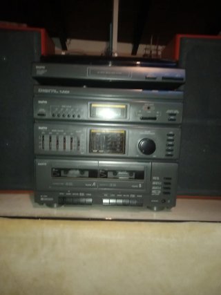 Equipo de música Sanyo con altavoces