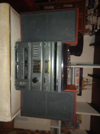 Equipo de música Sanyo con altavoces