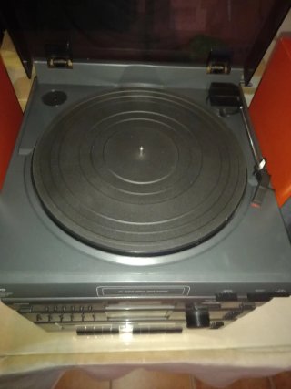 Equipo de música Sanyo con altavoces