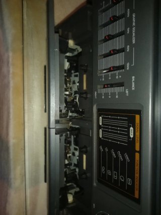 Equipo de música Sanyo con altavoces