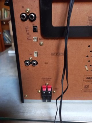 Equipo de música Sanyo con altavoces
