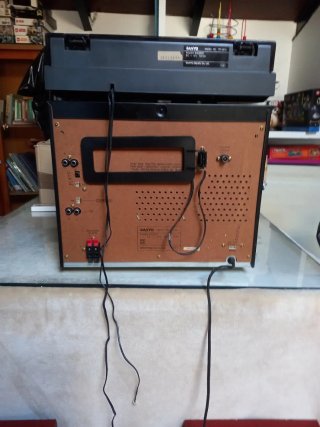 Equipo de música Sanyo con altavoces